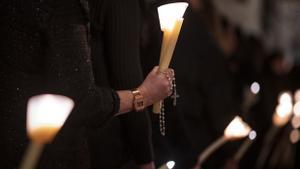 La Cofradía de Nuestra Señora de la Soledad durante la primera procesión de la Semana Santa toledana, hoy Viernes de Dolores.