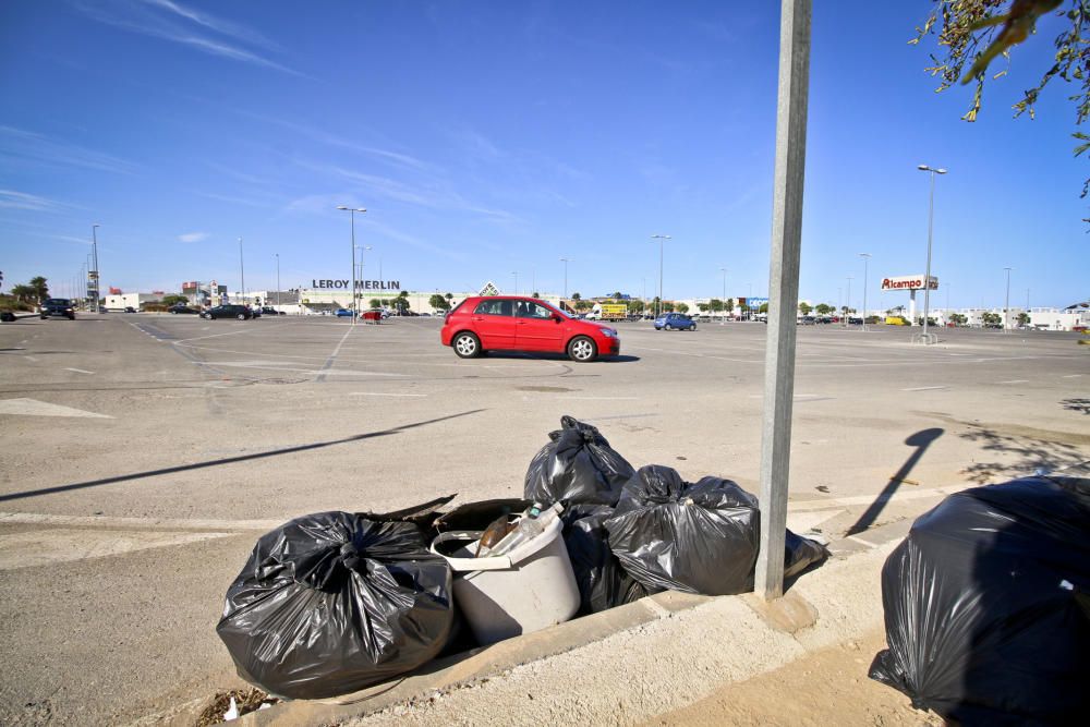 La basura se acumula en las calles de Orihuela Cos