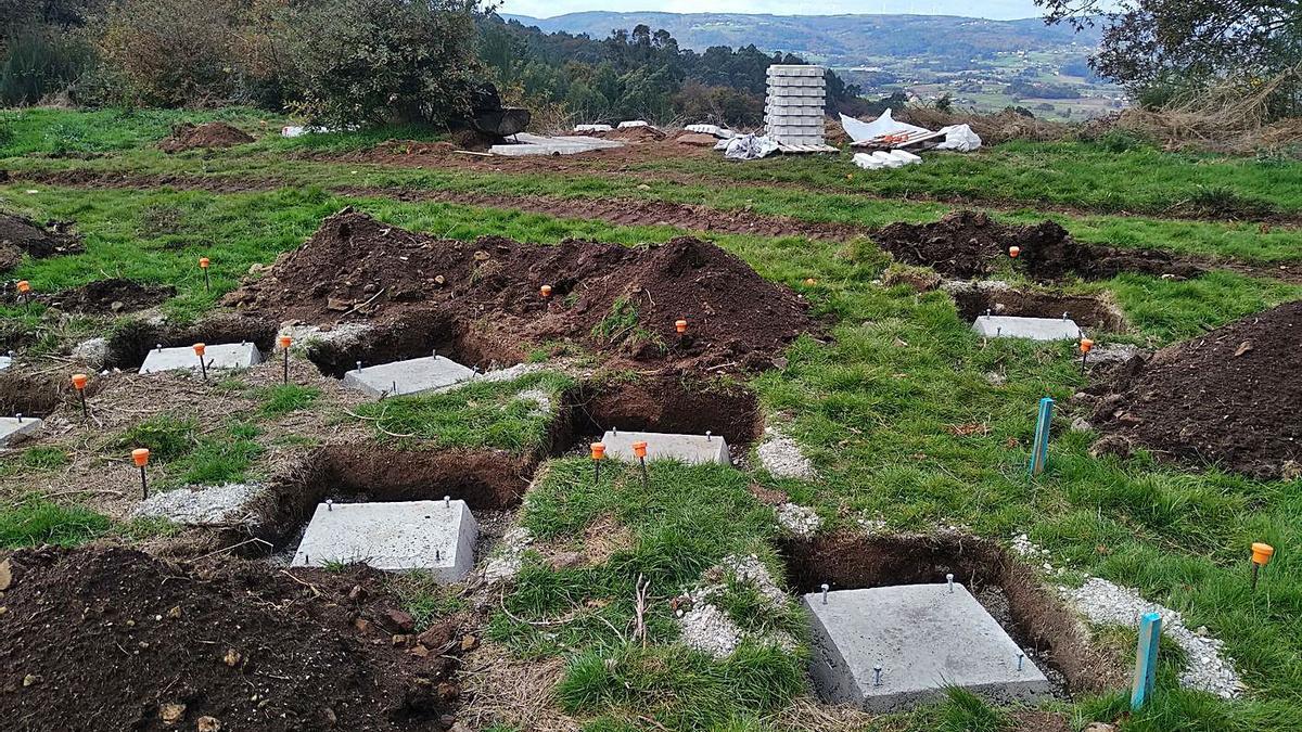 Bases de hormigón en distintos puntos del yacimiento y detalle de un trozo de cerámica descubierto junto al acceso principal.   | // FOTOS: XPONTE