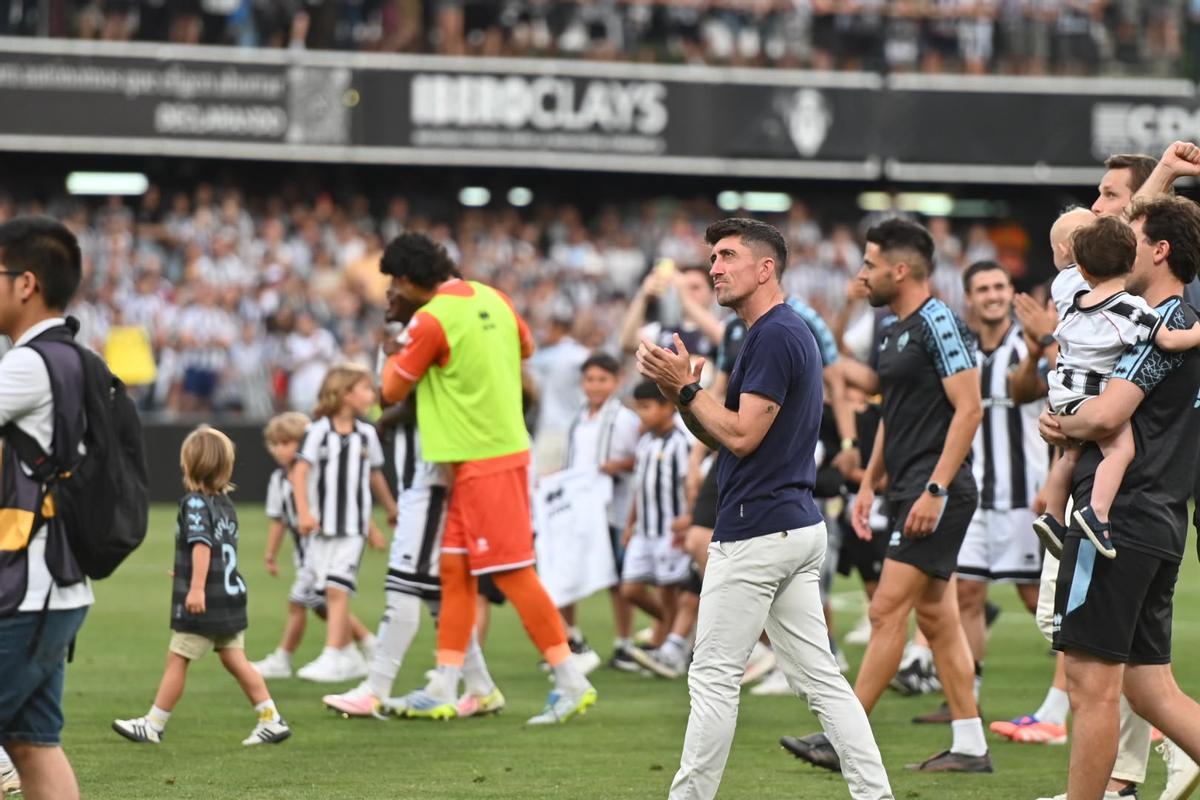 Pablo Hernández aplaudiendo a la afición en la vuelta de honor después del partido