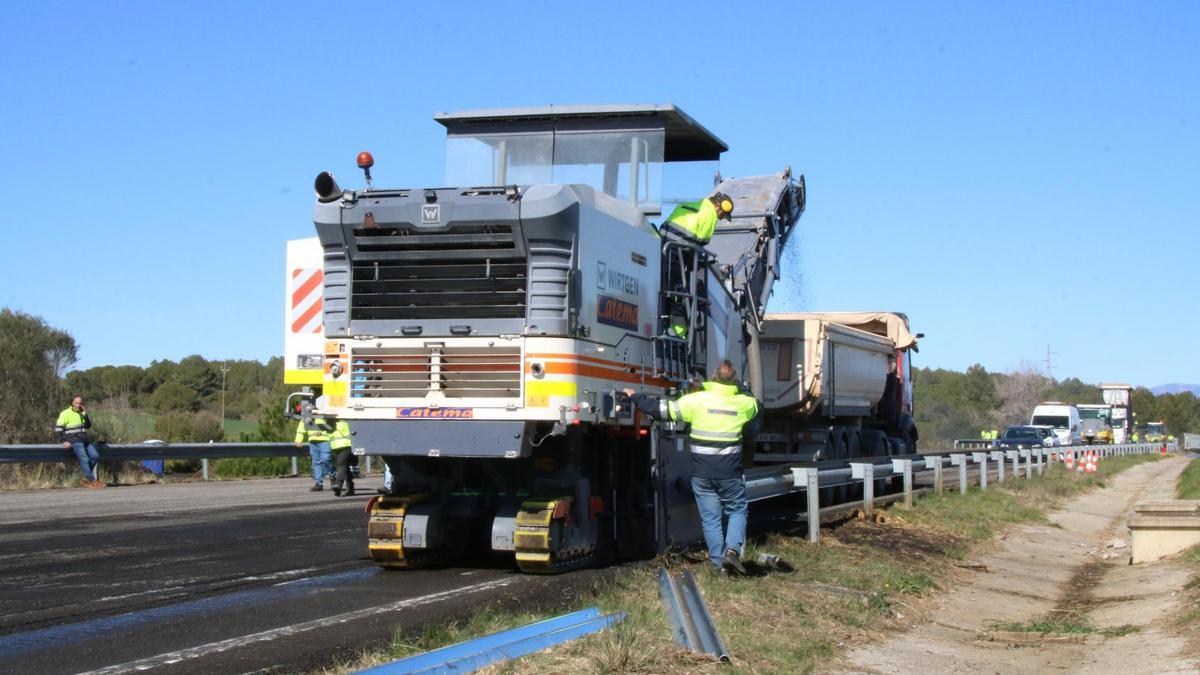 Dues màquines asfaltant l'AP-7 després de les protestes de la pagesia al tram entre Borrassà i Vilademuls.