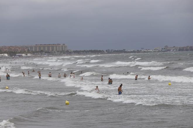 La lluvia no vacía las playas: así está hoy la de la Malva-rosa de València