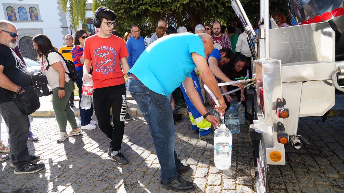 El primer camión cisterna reparte agua en Pozoblanco.