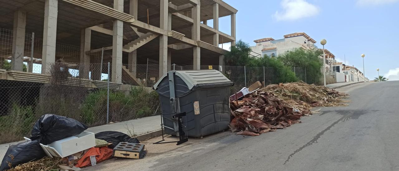 Podas y enseres acumulados en un punto de vertido en la urbanización La Zenia de Orihuela Costa. Los restos llevan semanas sin ser retirados por los servicios de limpieza