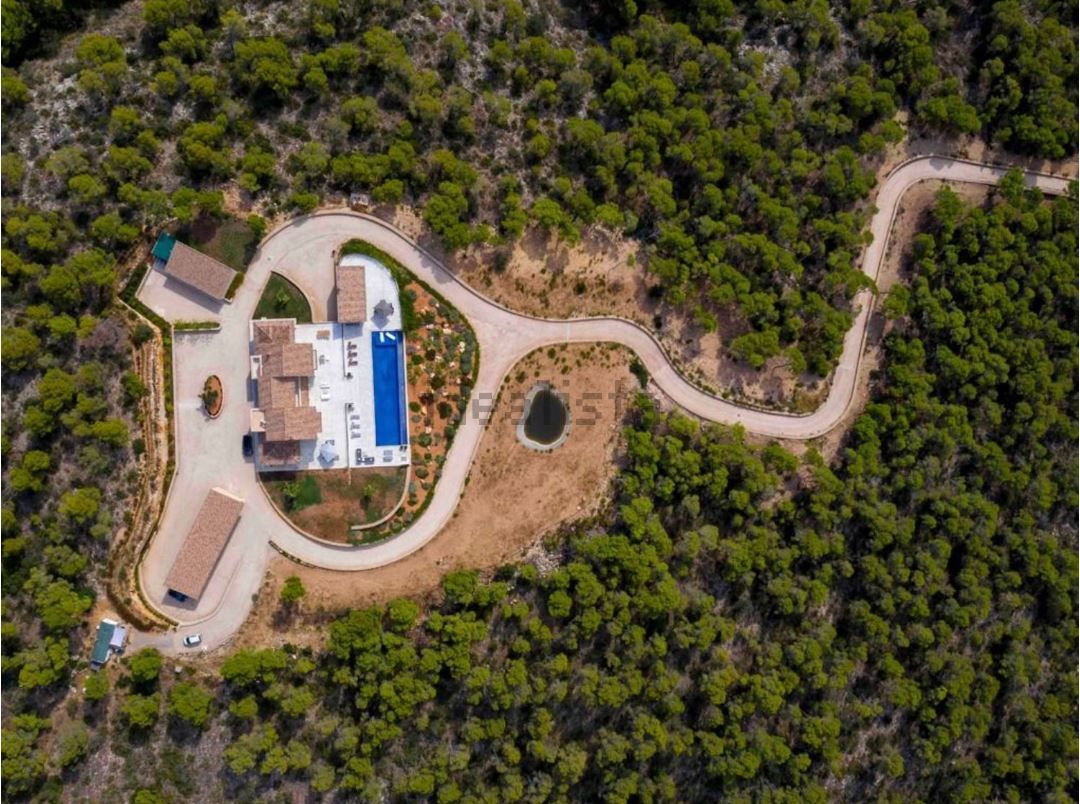 Vivienda valorada en 24.950.000 euros y ubicada en una parcela de 96.000 m² en Puerto de Andratx, en Mallorca. Tiene 1.294 m² de superficie y seis habitaciones.