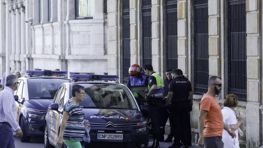 Policías en el lugar de la intervención, tras detener al sospechoso