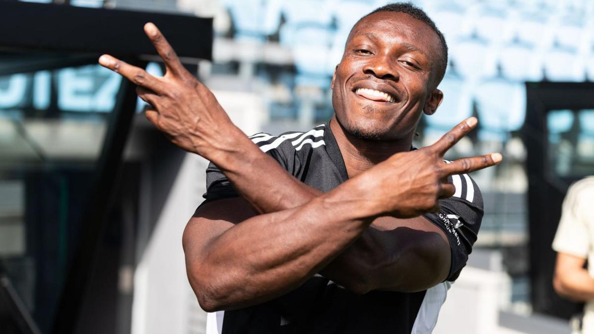 Aidoo, que ayer cumplió 27 años, feliz en el entrenamiento que se realizó en Balaídos. |  // RC CELTA