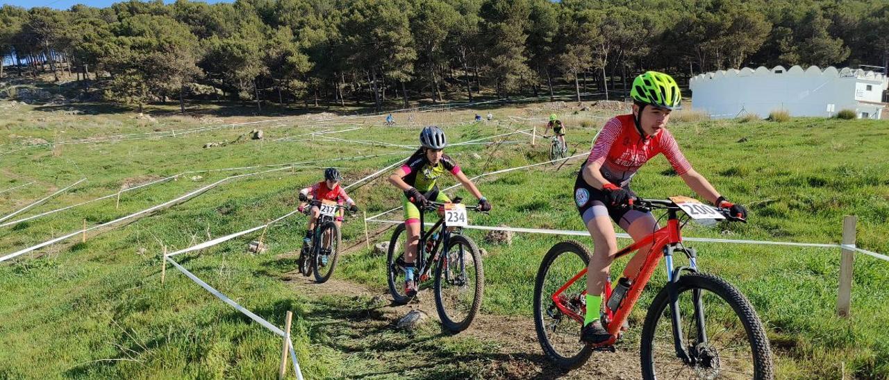 Varios participantes, durante una prueba de MTB.