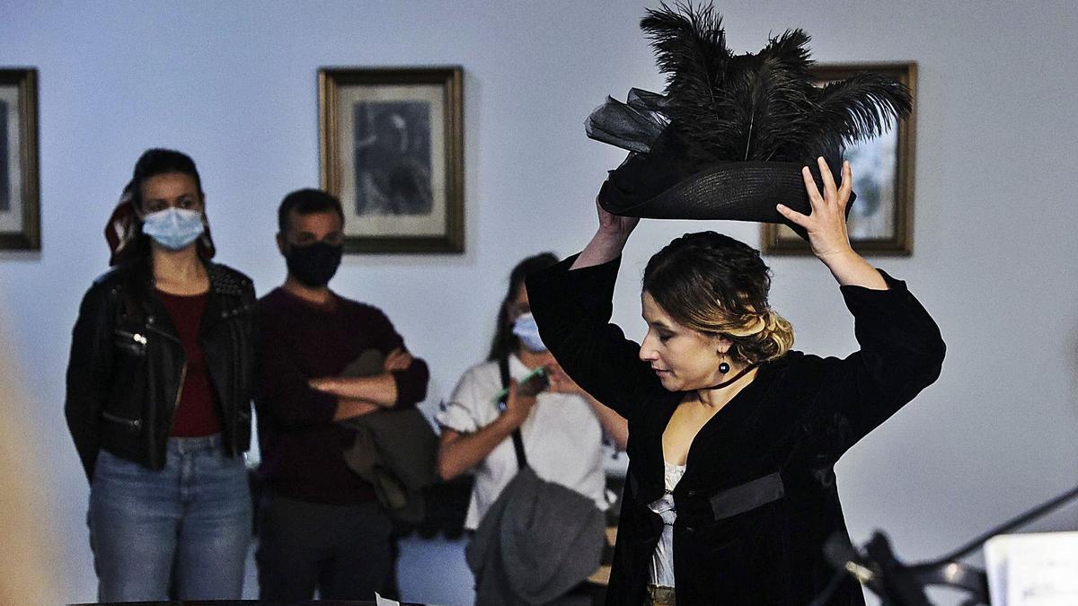 Tamara Norniella, durante la performance de Emma Bi, perteneciente a la exposición “Música de Cámara”. | Irma Collín