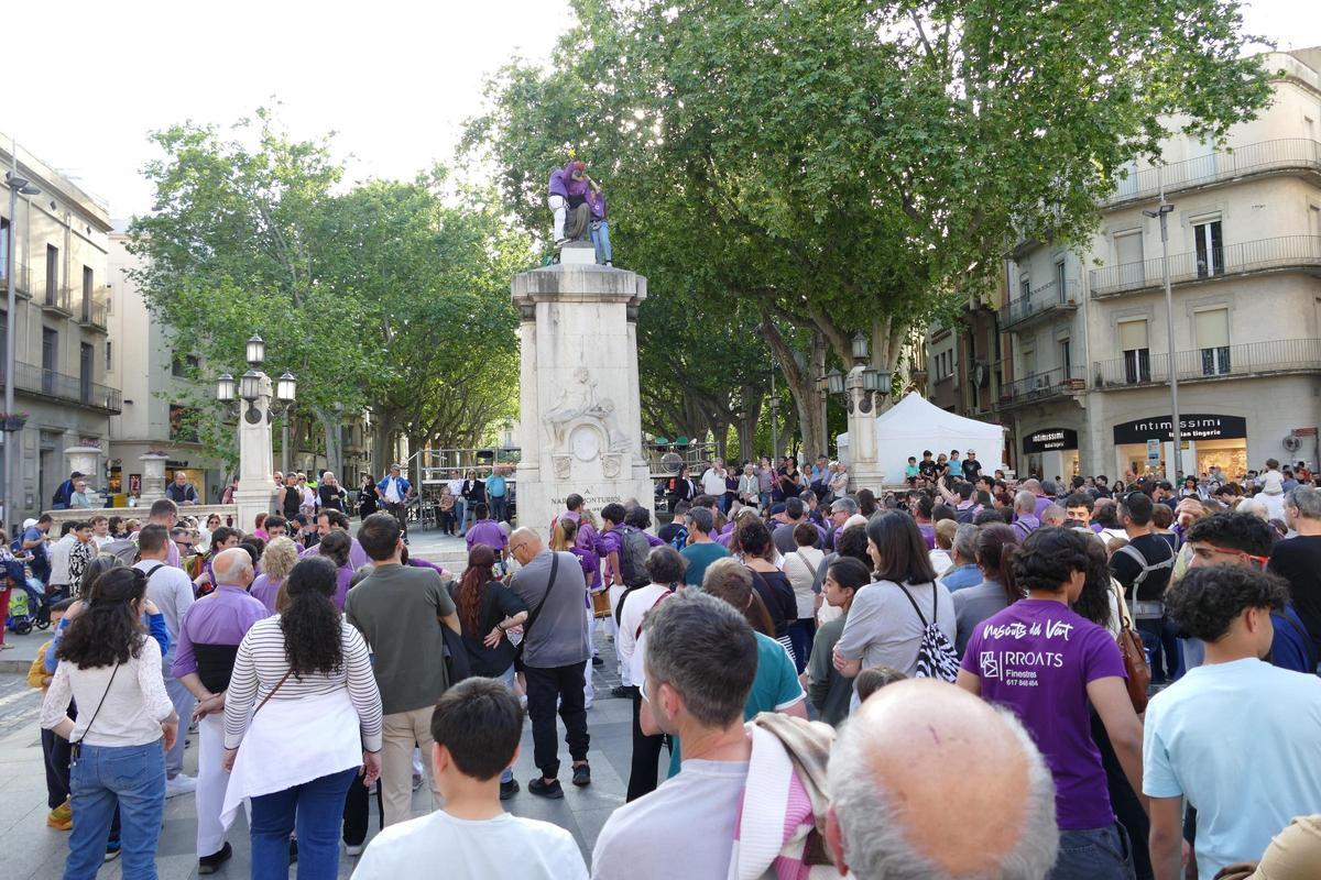 EN IMATGES | La Colla Castellera de Figueres vesteix la Monturiola de la Rambla