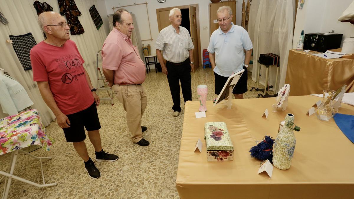 El Centro Social de Mayores Murcia II celebra su Junio Cultural con  talleres de baile y una exposición de manualidades