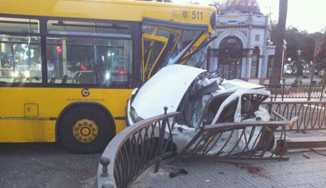 Una guagua arrolla a un turismo en Las Palmas de Gran Canaria, 12 de agosto de 2012