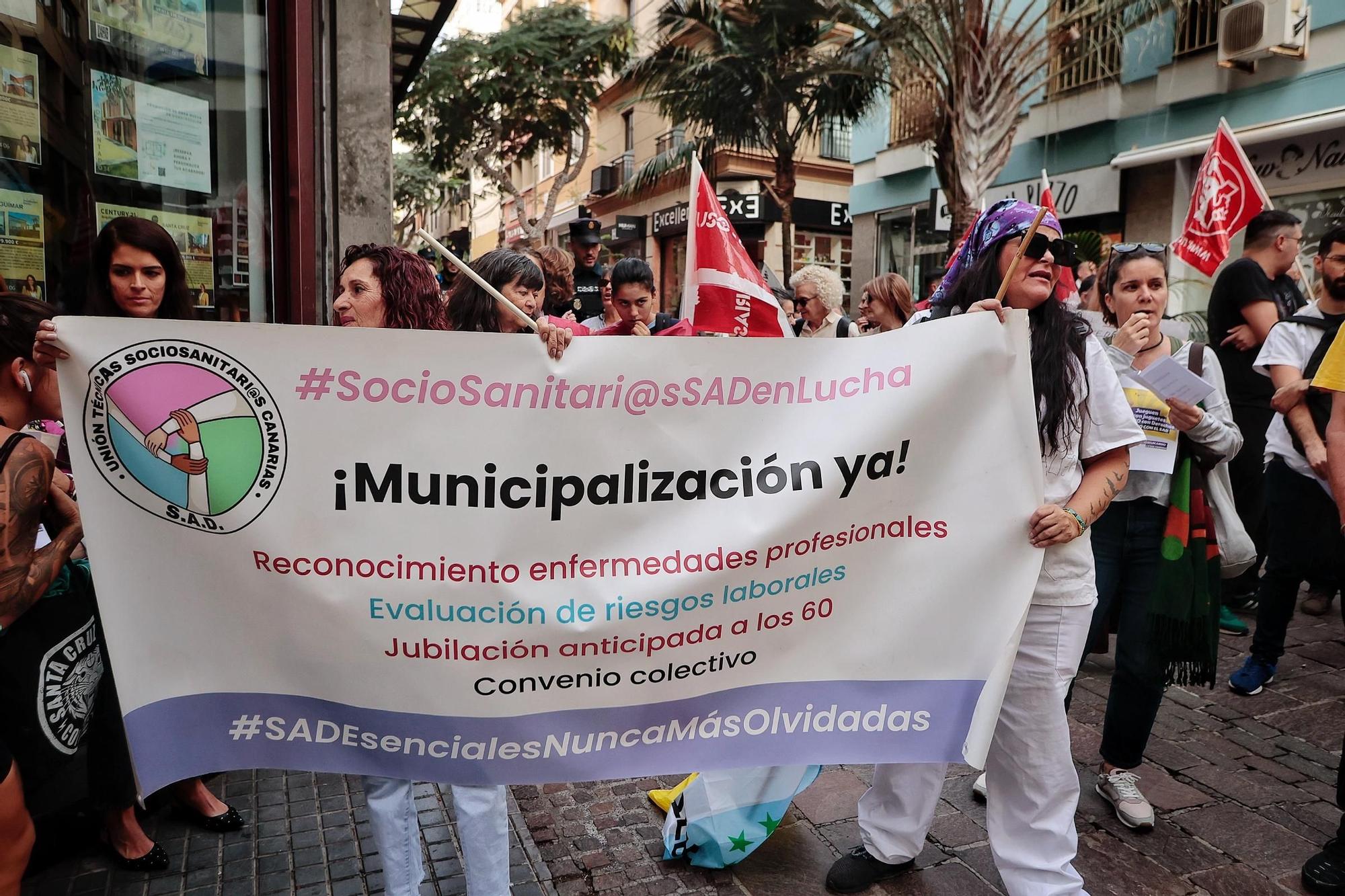 Concentración a las puertas del Parlamento contra el modelo de ayuda a domicilio