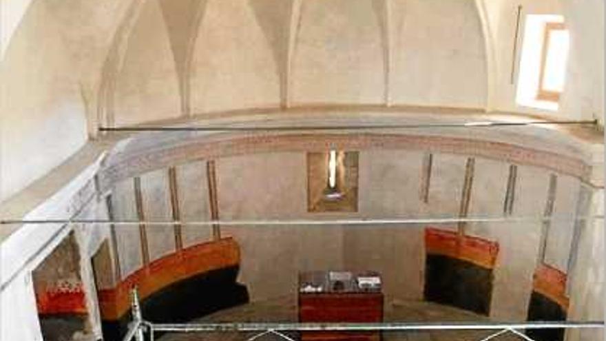 Interior de l&#039;església de Sant Martí de Capellada, durant les feines de restauració.