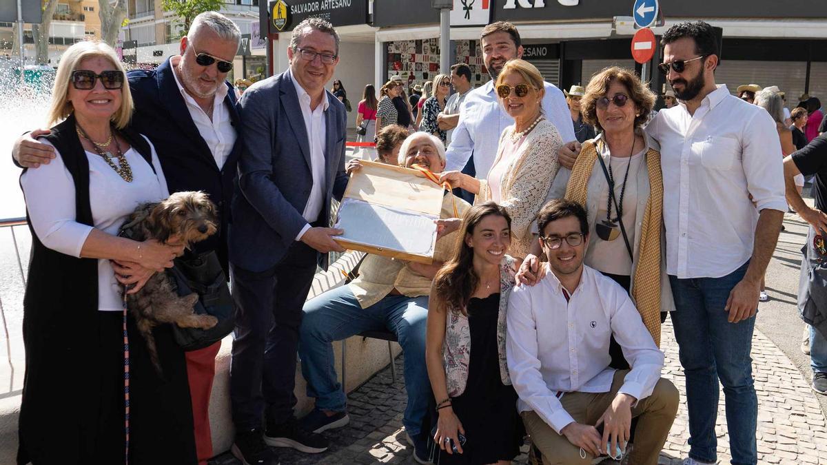 El alcalde junto a la familia de Pedro Zaragoza en uno de los actos celebrados en Benidorm.