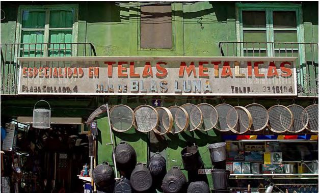 Los rótulos artesanales se resisten al olvido