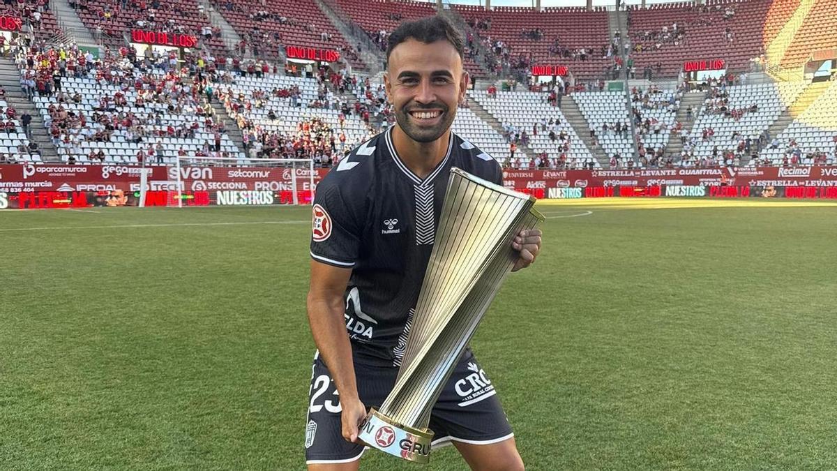 Jaime Vallejo, con el trofeo de campeón de Liga con el Eldense.