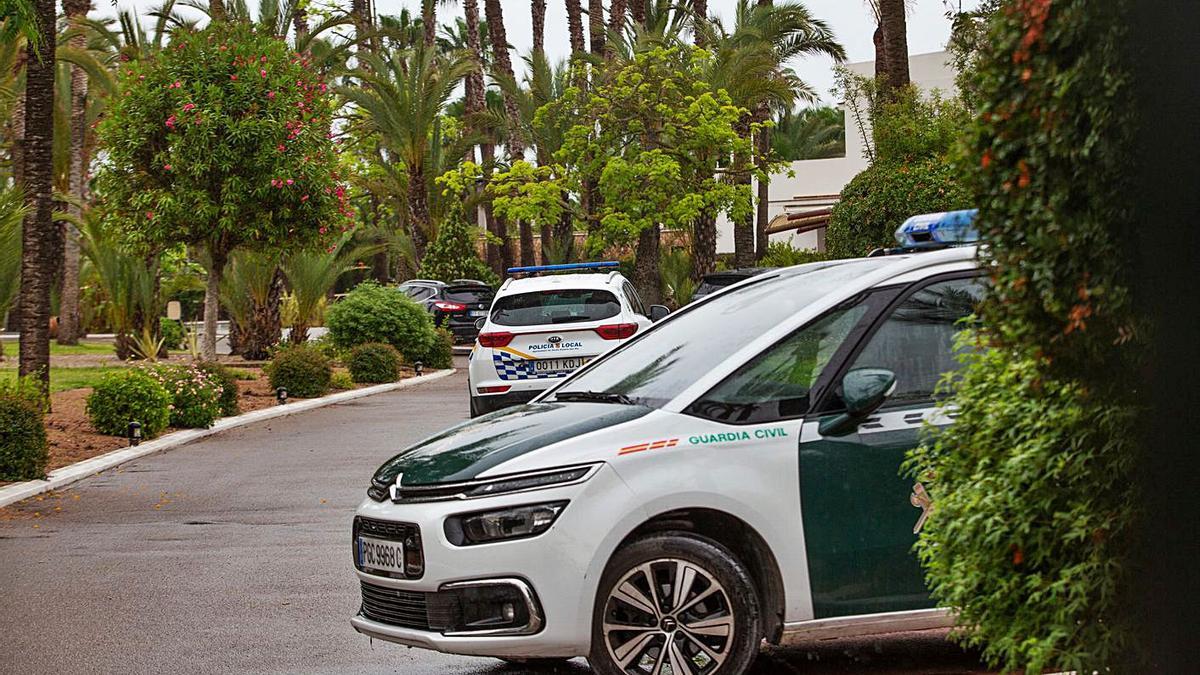 La Policía y la Guardia Civil en la villa de Santa Eulària, en el lugar del tiroteo.