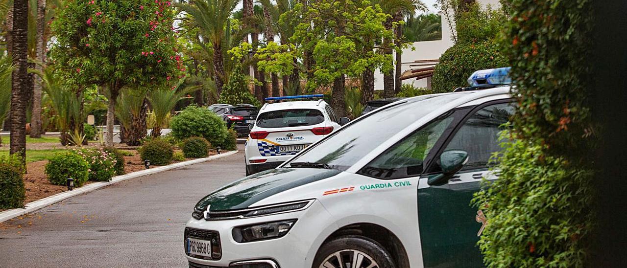 La Policía y la Guardia Civil en la villa de Santa Eulària, en el lugar del tiroteo.