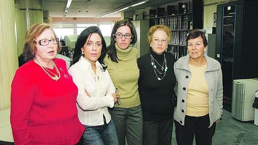 Las afectadas por la cancelación del crucero. Por la izquierda: Pilar Fontecha, Montse Arenas, María José Riera, Carmen Rodríguez y Alicia Carretero.