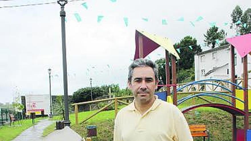 El presidente del PP de Navia, Roberto Santiago, en el parque de Las Aceñas.