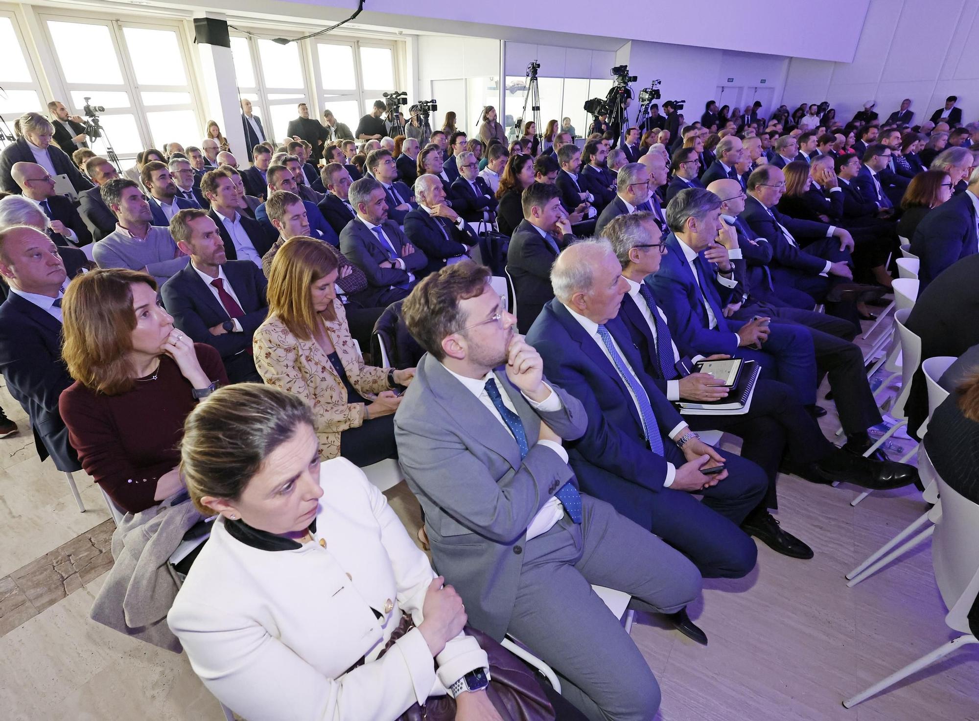 El poder político y empresarial se cita en Santiago