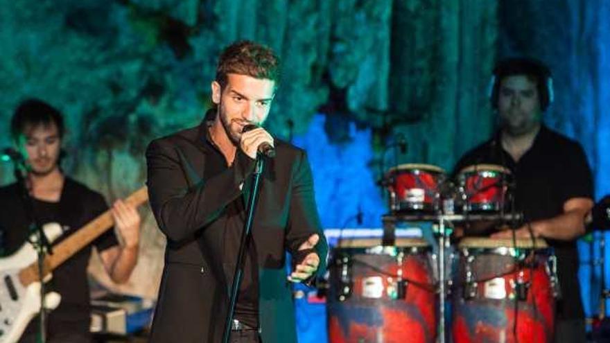 El cantante y compositor malagueño, en un momento de su recital en la Cueva de Nerja.