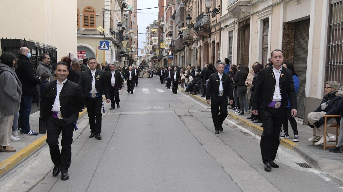 Los falleros de Sant Antoni, con el traje negro, en la ofrenda de Paiporta,