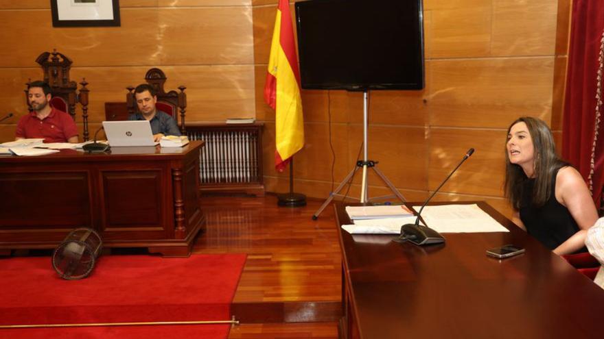 El alcalde y la portavoz del PP en un pleno. |  Noé Parga