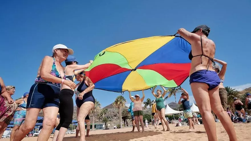 Celebración del Día de Los Abuelos y Abuelas con las Olimpiadas Playeras en la playa de Las Teresitas