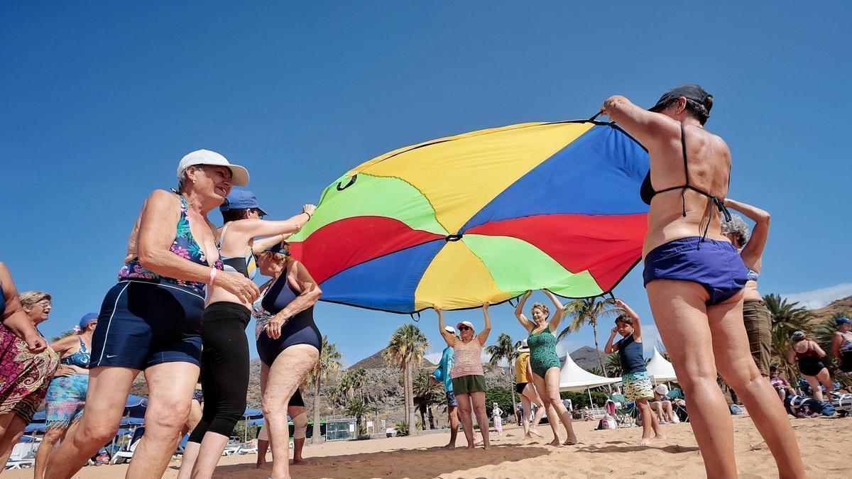 Celebración del Día de Los Abuelos y Abuelas con las Olimpiadas Playeras en la playa de Las Teresitas