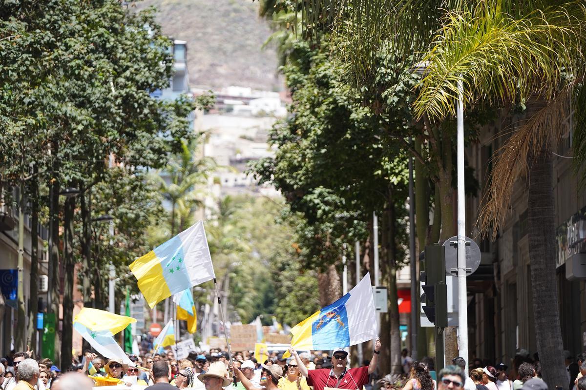 Decenas de personas protestan con carteles durante una manifestación contra el modelo turístico, a 20 de abril de 2024, en Santa Cruz de Tenerife, Tenerife, Canarias (España). Las ocho islas canarias se unen hoy para protestar contra la masificación turística. Esta es la primera manifestación conjunta de la historia en todo el archipiélago, está convocada por veinte asociaciones bajo el lema ‘Canarias tiene un límite’. Los manifestantes reclaman una ecotasa, una moratoria turística y una mejor redistribución de los ingresos. Además de en Canarias, la organización ha convocado protestas en otras ciudades españolas y europeas como Granada, Barcelona, Madrid, Berlín y Londres. 20 ABRIL 2024;MANIFESTACIÓN;ISLAS;CANARIAS;ARCHIPIÉLAGO;TURISMO;MODELO;PROTESTA Europa Press Canarias 20/04/2024 / Europa Press Canarias;