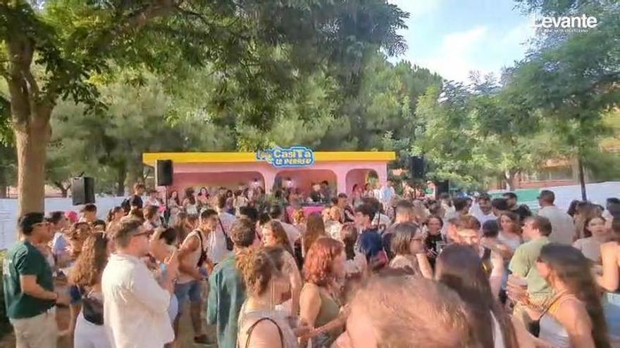 La 'Casita del Perreo' llega a Torrent con guiños al universo de Bad Bunny