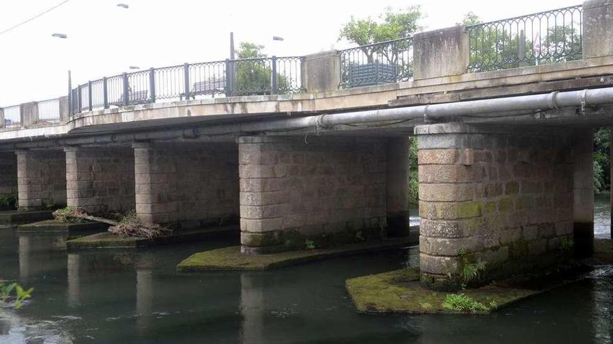 Zona de Cabanelas, donde fue detectado el vertido sobre las 8.00 horas de ayer. // Noé Parga