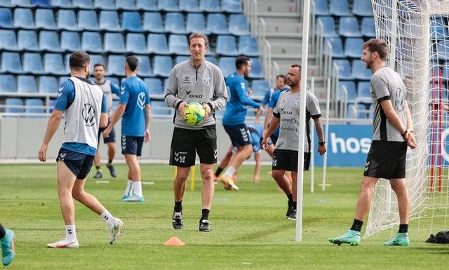 Entrenamiento del CD Tenerife a puerta abierta en el Heliodoro Rodríguez López