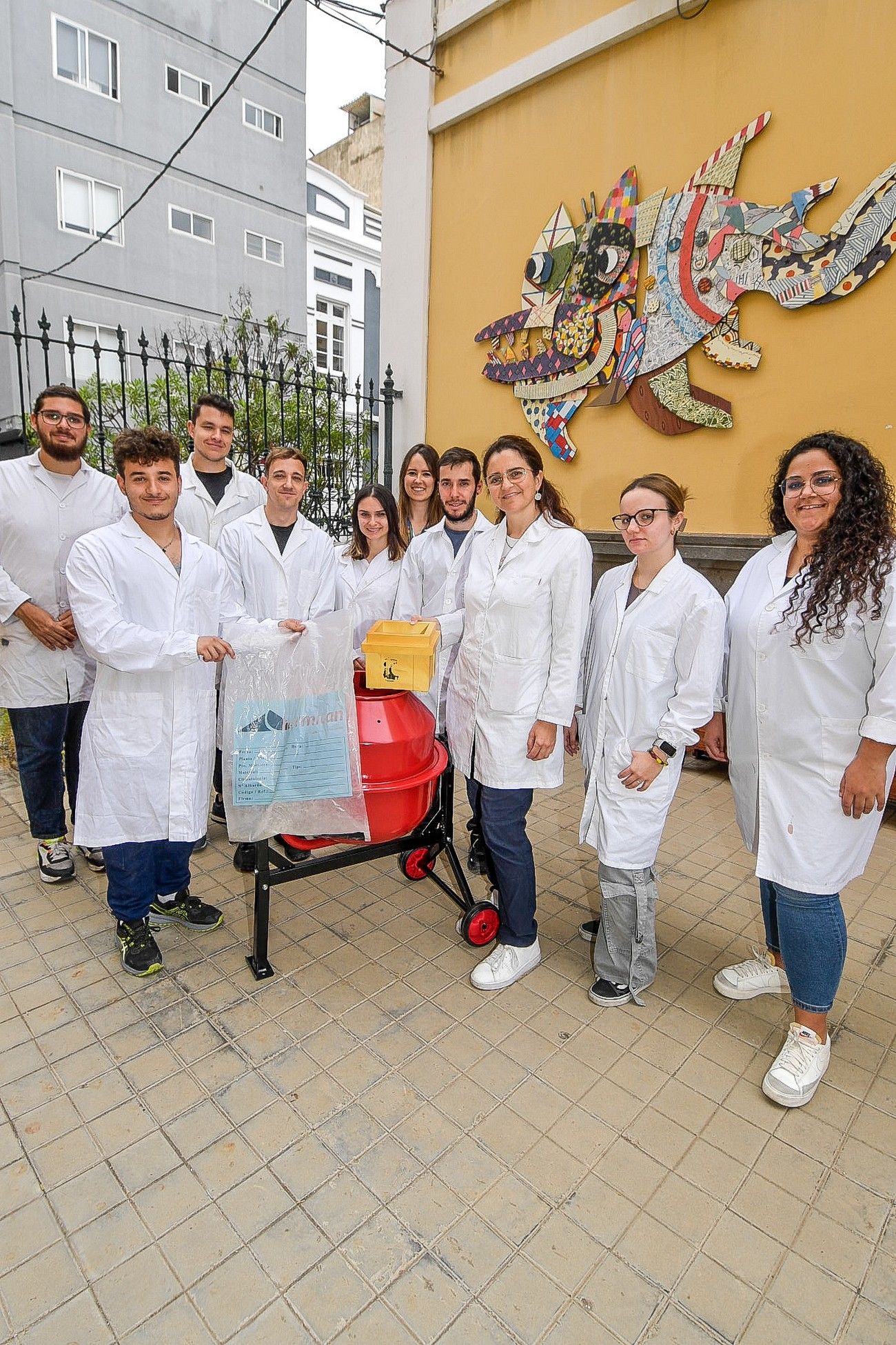 Alumnado del IES Politécnico Las Palmas lleva a cabo un proyecto para fabricar materiales de construcción con ceniza del volcán de La Palma