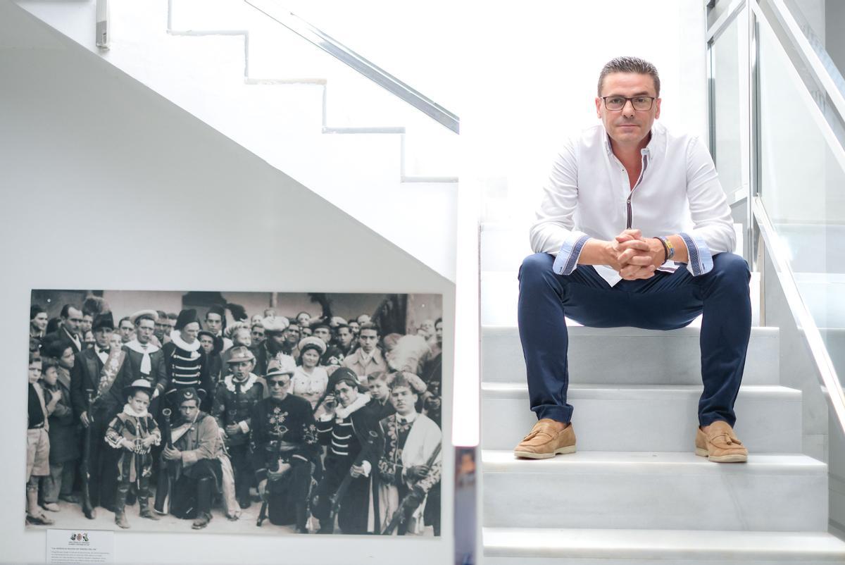 Pedro García Calvo, presidente de la Junta Central de Comparsas de Elda en la sede festera.