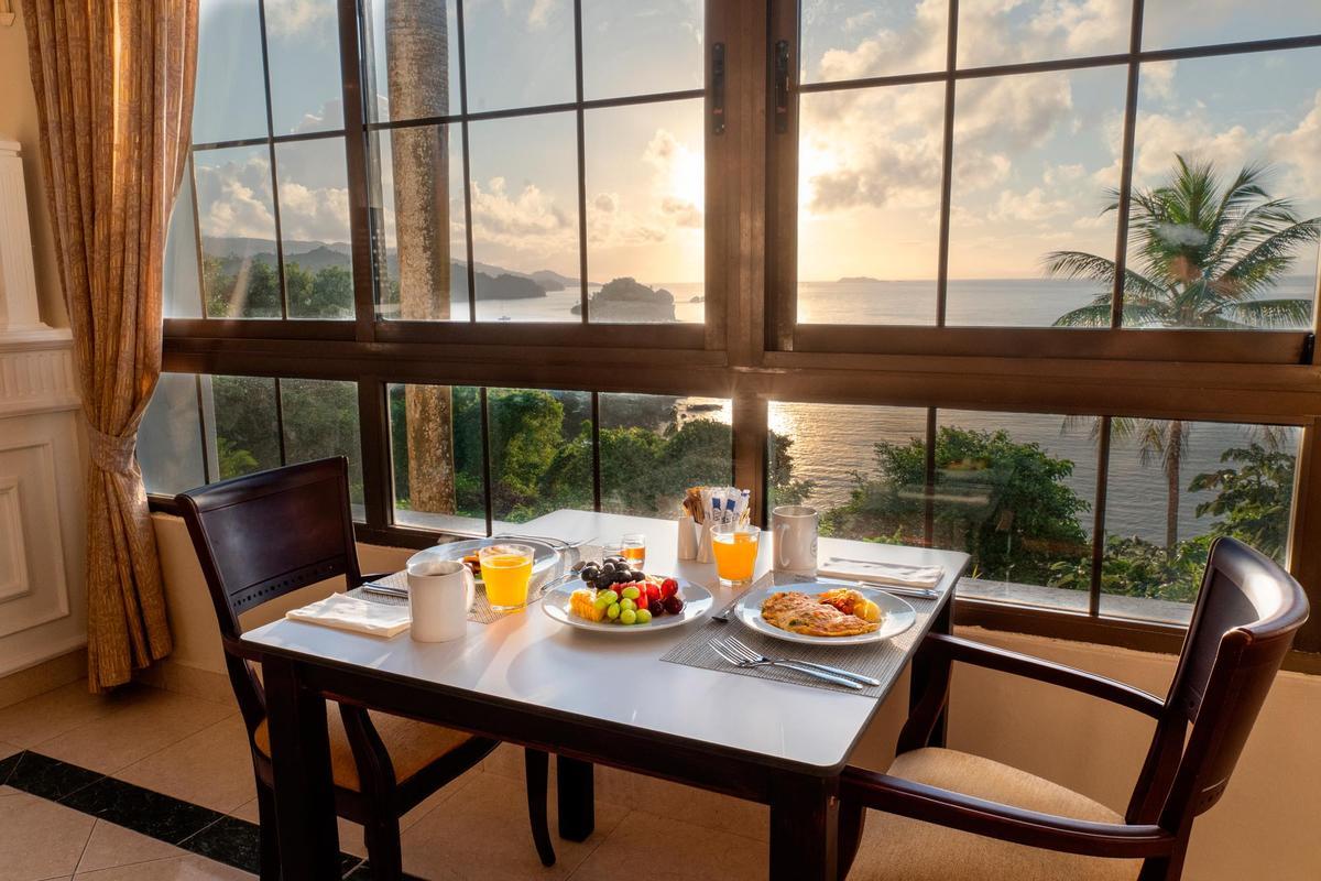 Desayuno con vistas en el buffet Los Cayos