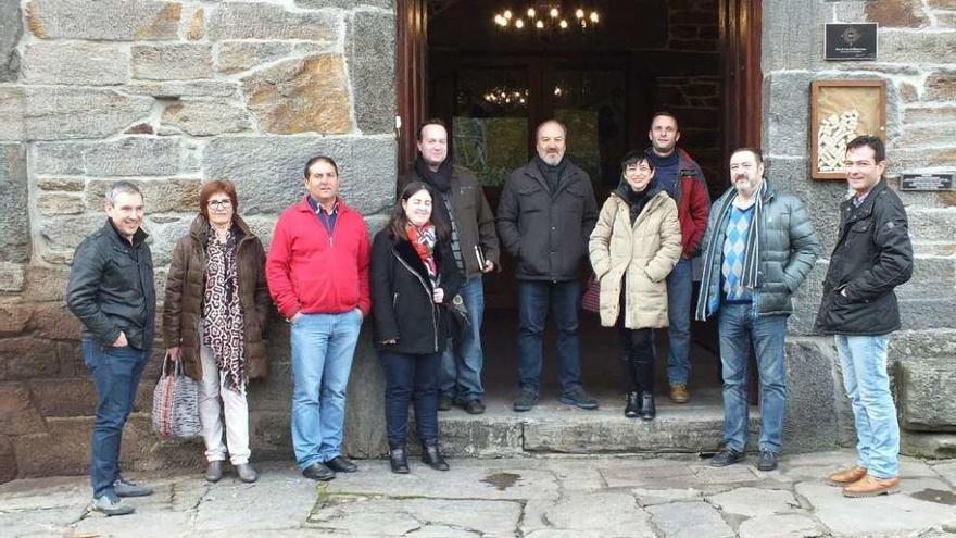 Rocío de Frutos y Luis G. Mañá en la puerta de Ponte da Boga con otros candidatos. // Fdv