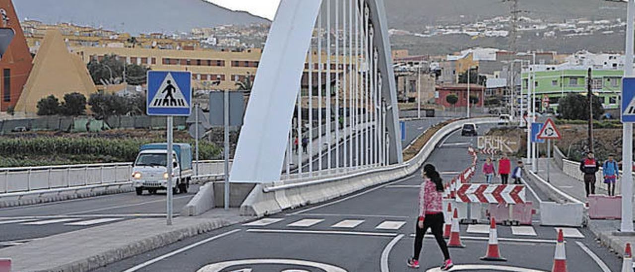 Gracias a la cabalgata se ha podido abrir la parte cerrada de esta infraestructura, clave de la circunvalación de Telde