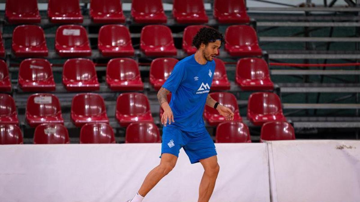 Lucao conduce el balón durante un entrenamiento en Pésaro.