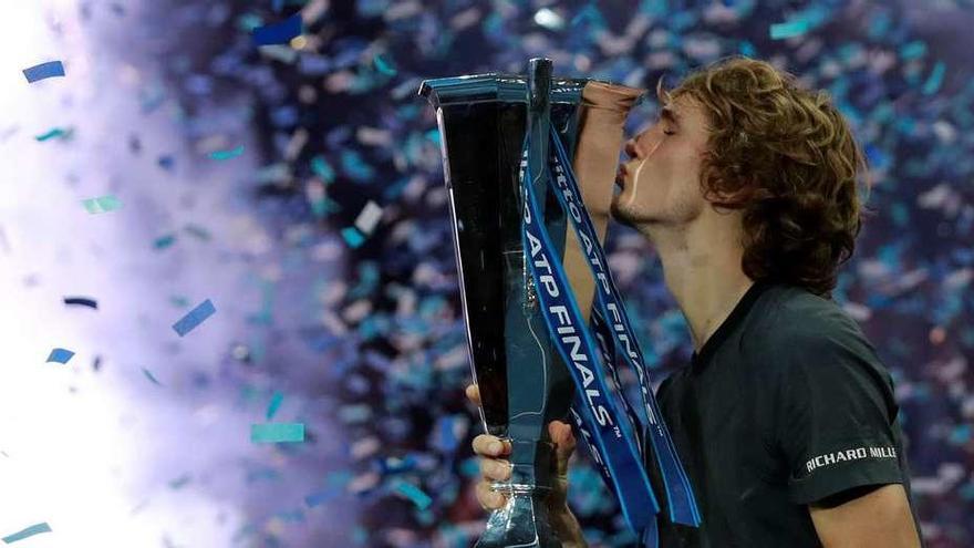 Zverev besa la copa de maestros tras el triunfo contra Djokovic.