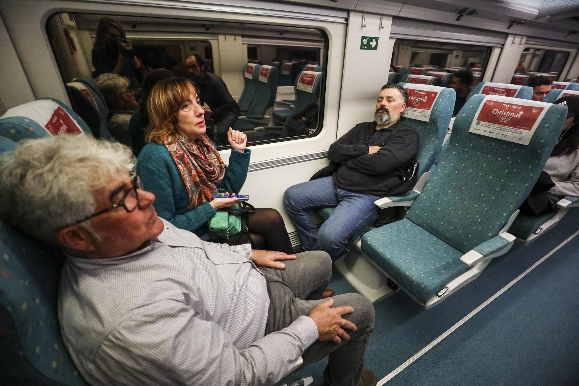 Los asturianos que estrenan el AVE a Madrid: así fue el primer viaje de pasajeros