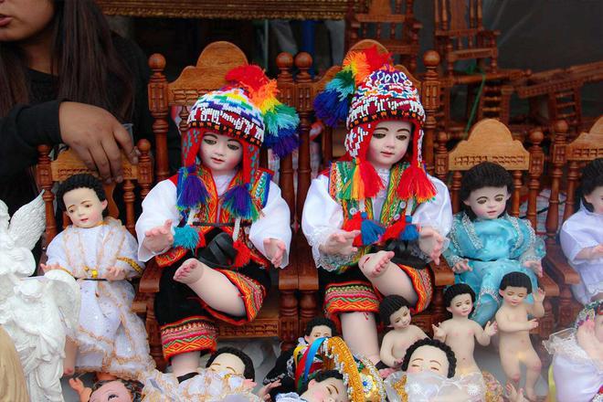 Figuras del Niño en el Santurantikuy en Cuzco