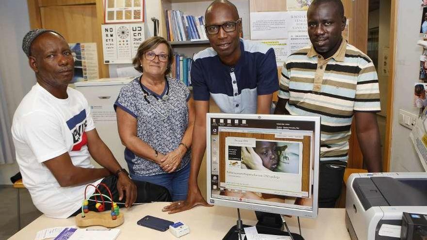 La presidenta de &quot;Da man&quot;, con el enlace de la ONG en Senegal y tres representantes del hospital de Dakar. // R. G.