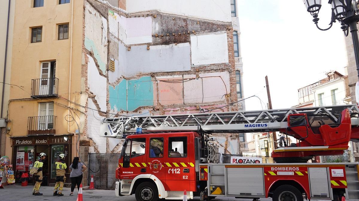 Los bomberos, en el lugar de la demolición, entre San Andrés y Balborraz