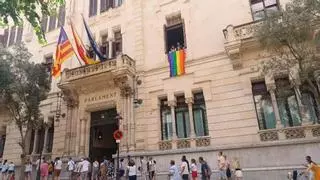 Le Senne claudica y cuelga la bandera LGTBI en el Parlament