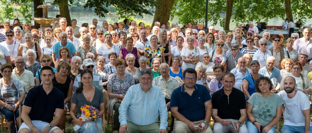 Usuarios y usuarias despiden el curso con una jornada de convivencia en la ribera de Caldelas.