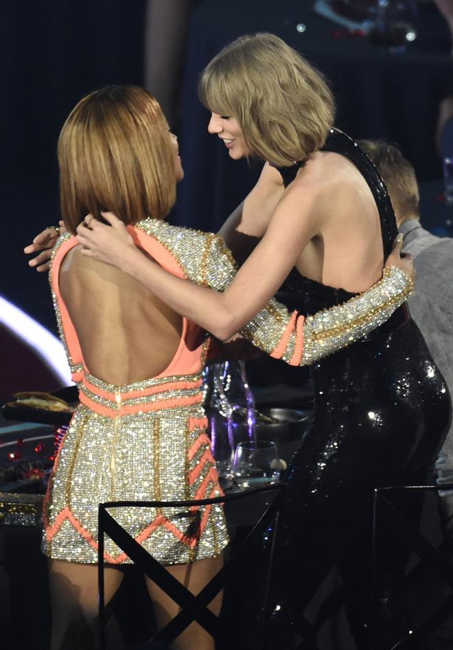 Serayah y Taylor Swift en los iHeartRadio Music Awards