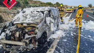 El incendio de una furgoneta en la AP-7 a la altura de La Vila provoca una retención kilométrica en dirección a Alicante